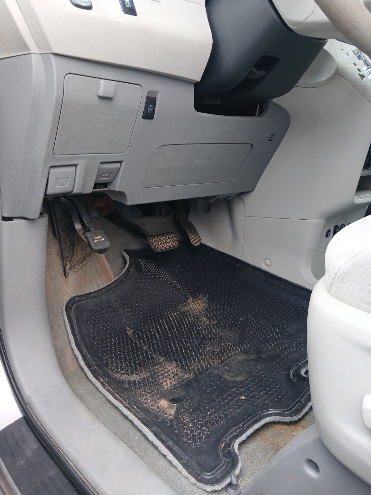 2011 Toyota Sienna LE photo 12