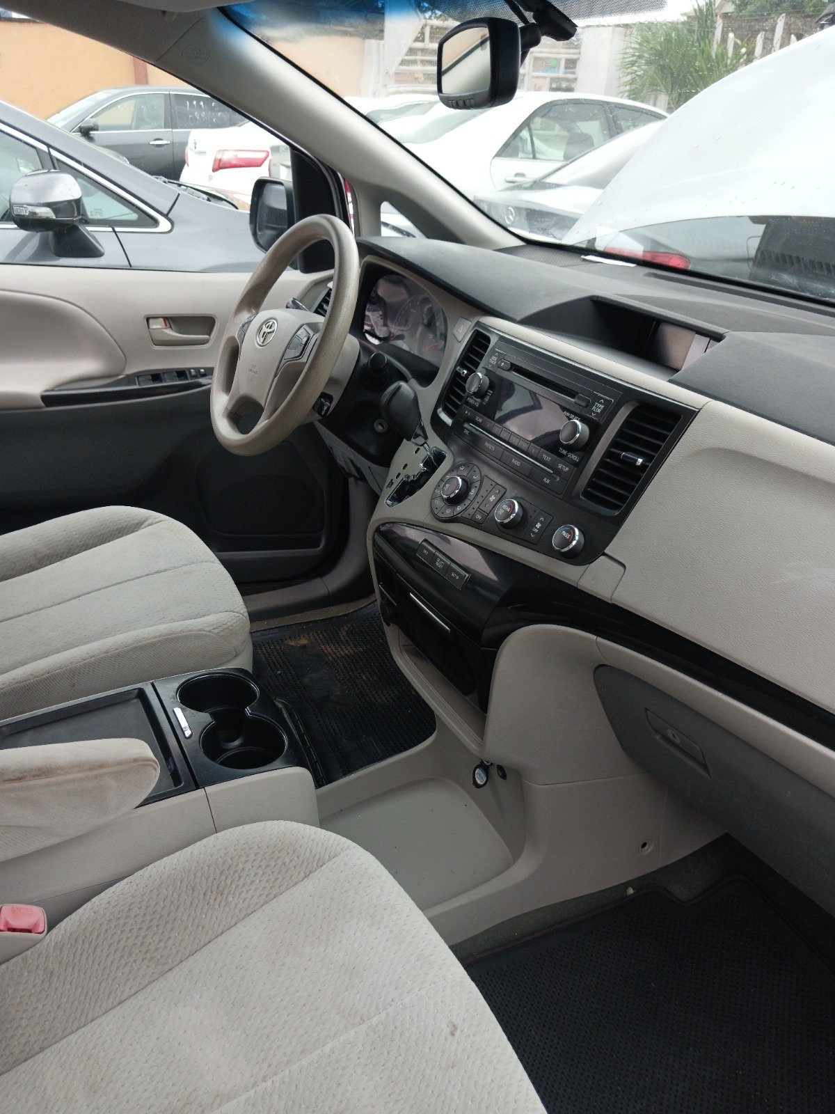 2011 Toyota Sienna LE photo 5