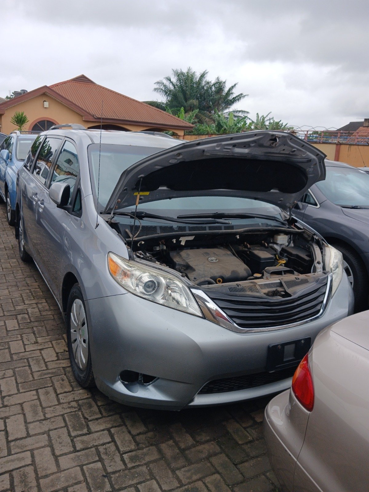 2011 Toyota Sienna LE photo 2