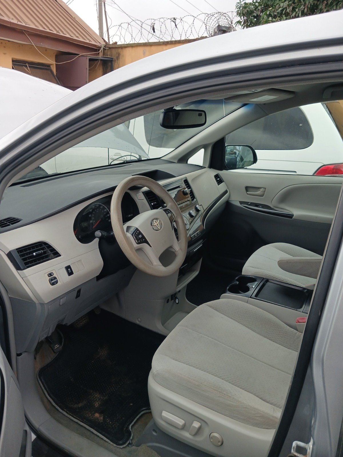 2011 Toyota Sienna LE photo 8