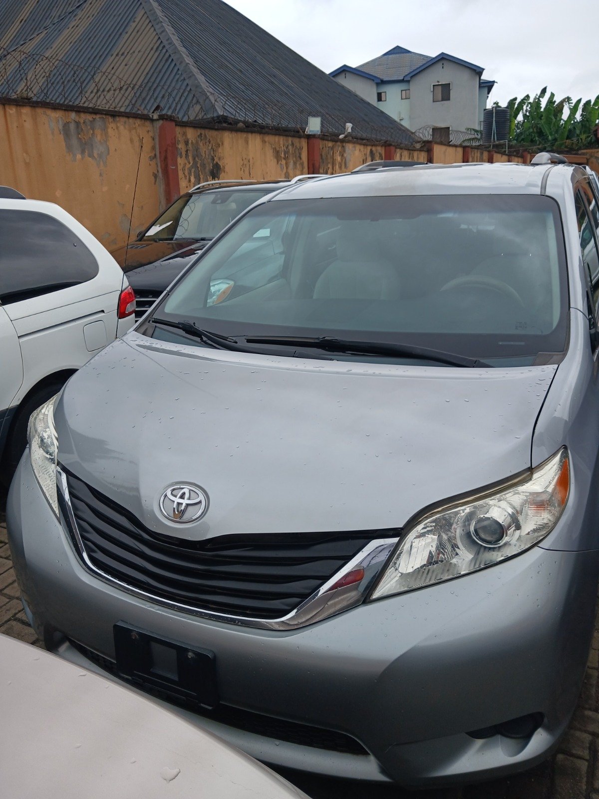 2011 Toyota Sienna LE photo 4
