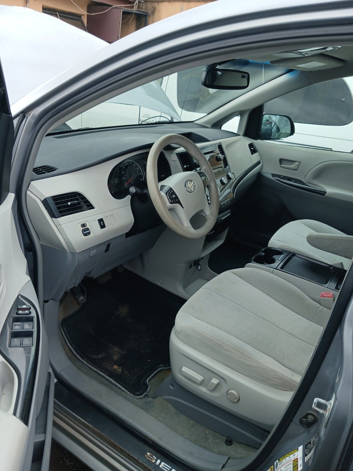 2011 Toyota Sienna LE photo 14
