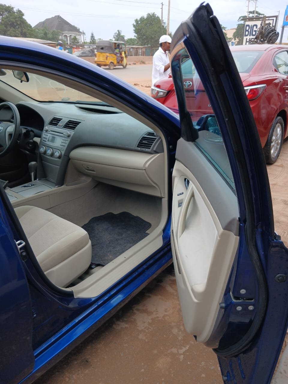 2011 Toyota Camry LE 4dr photo 8