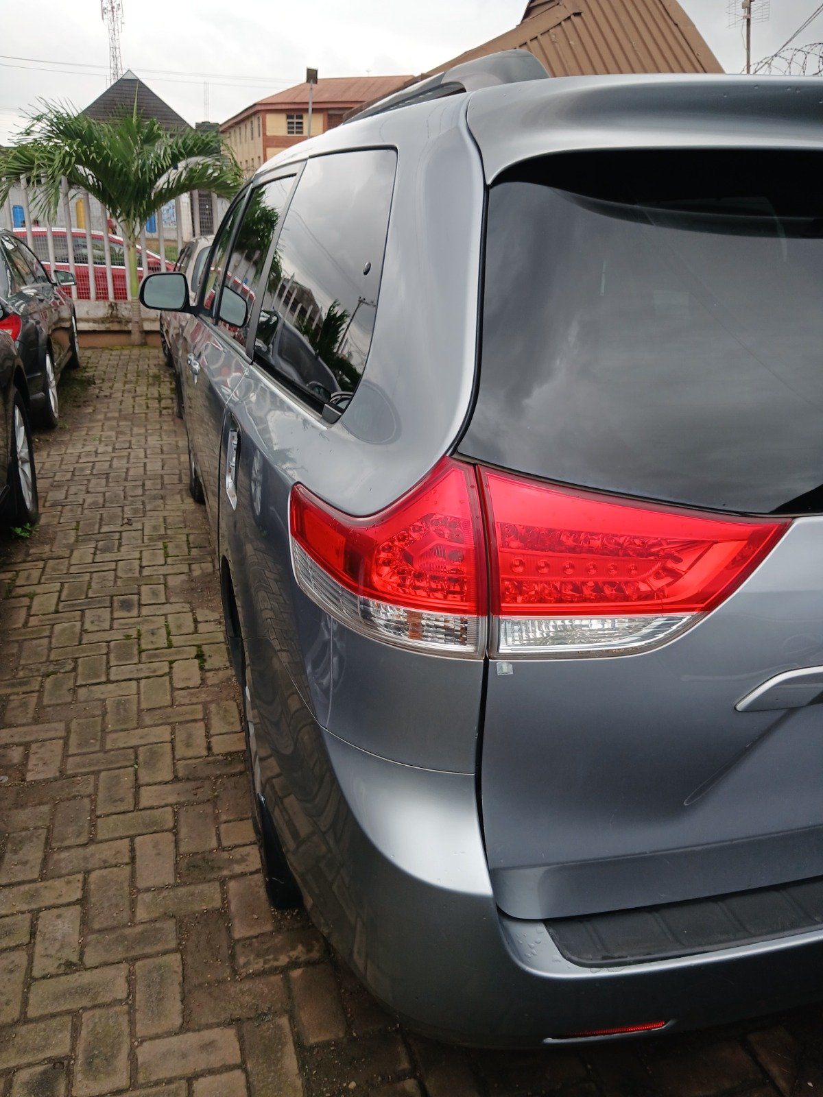 2011 Toyota Sienna LE photo 3