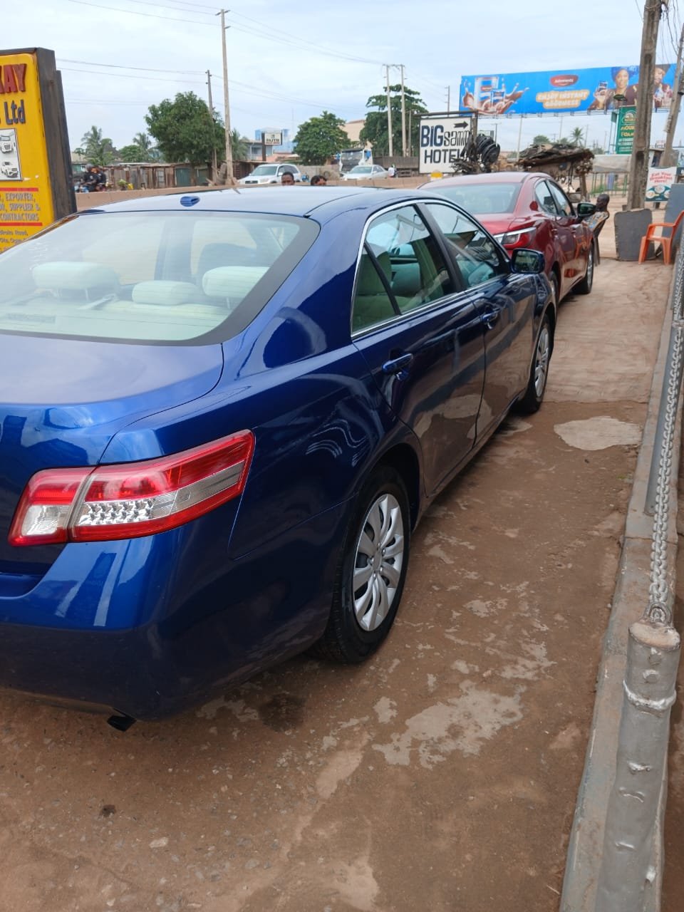 2011 Toyota Camry LE 4dr photo 3