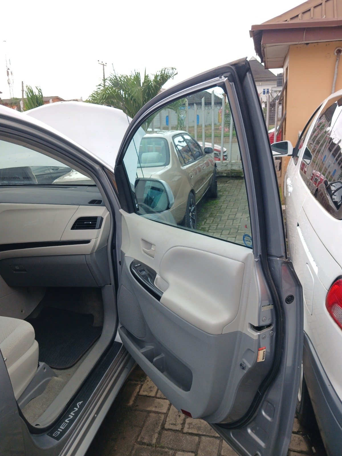 2011 Toyota Sienna LE photo 7