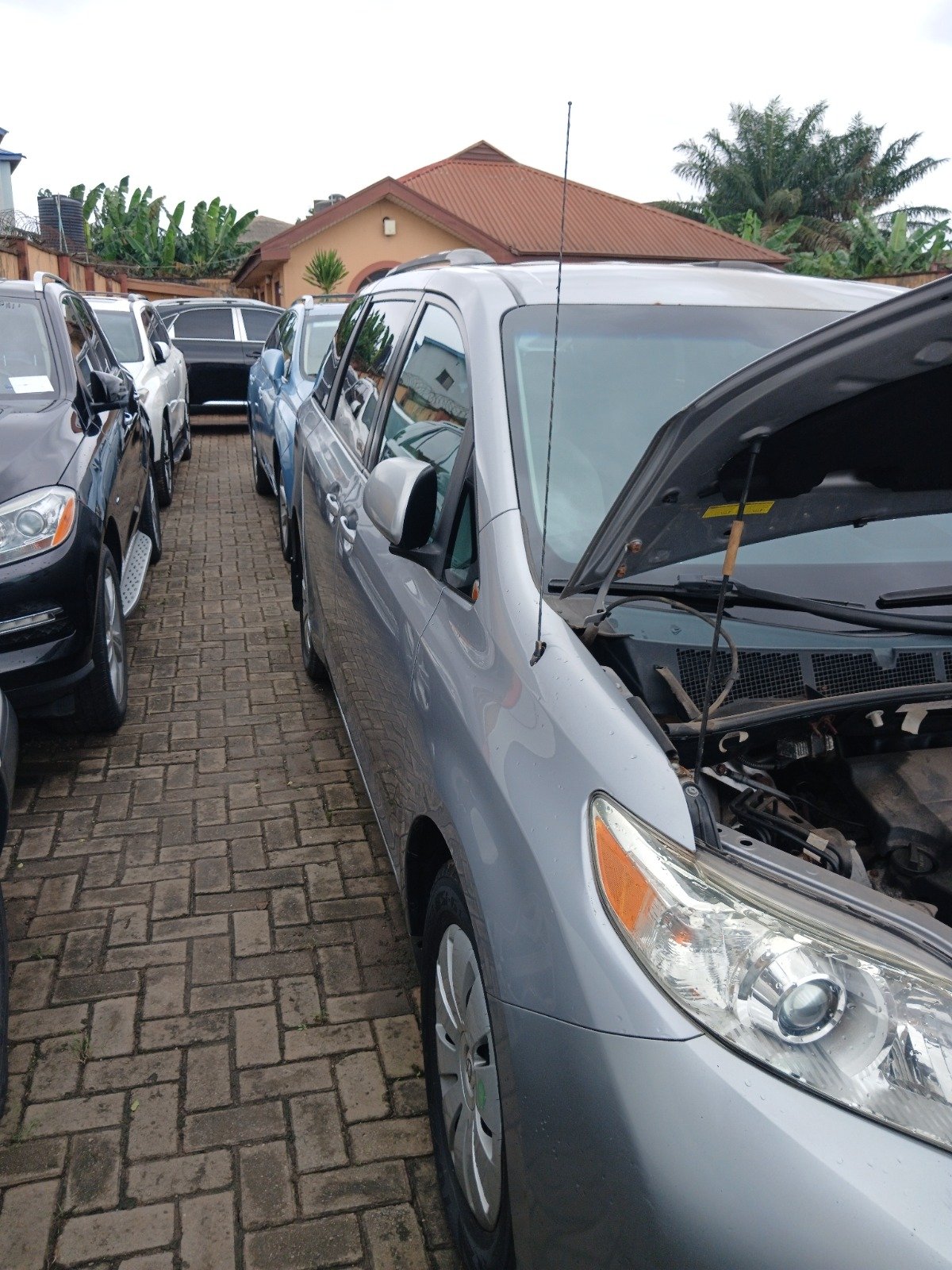 2011 Toyota Sienna LE photo 9