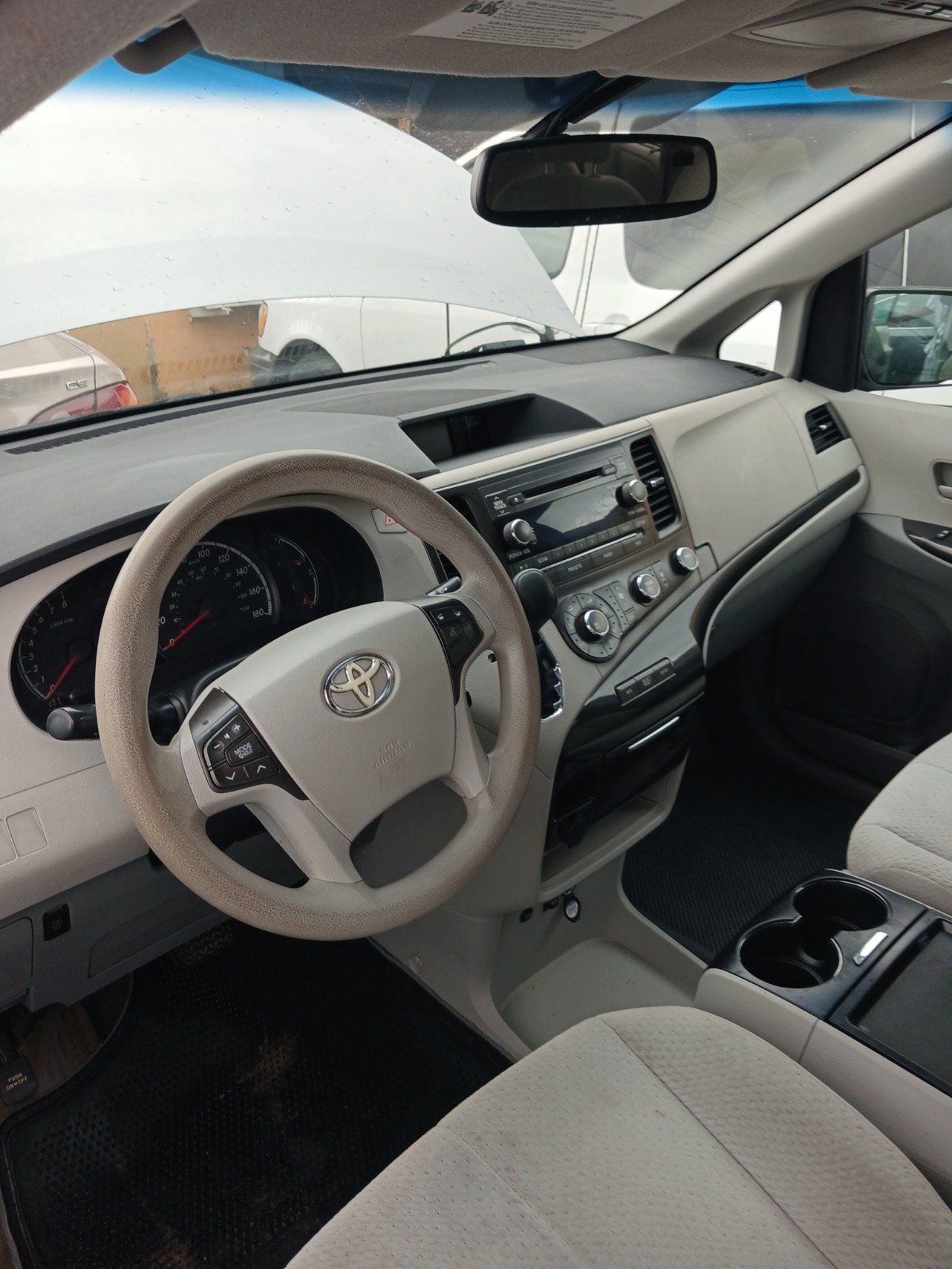 2011 Toyota Sienna LE photo 13